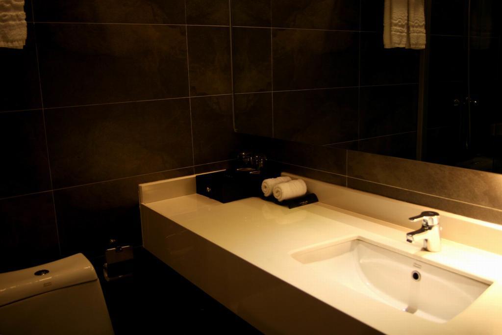 J-Hotel Canton Extérieur photo